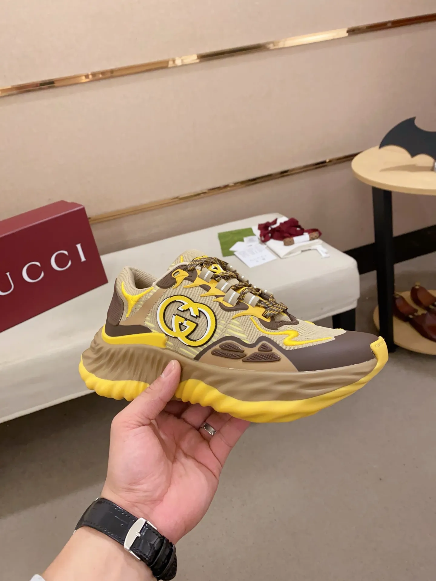 Men's shoes💰: 840💰High version of Gucci series couple's thick-soled sneakers! Gucci Gucci wave shoes Gucci's new designer has brought a new design, with a more comfortable foot feel and a new wave design. GUCCI's new Ripple wave shoes have an upper made of soft nappa leather and mesh. The foamed TPU midsole provides excellent comfort and feels like falling into the clouds. This new sports shoe adopts a thick-soled design, with a stitched leather upper and mesh, showing a full sense of technology. The two major brand logo details, the 3D-effect interlocking Double G leather patch and the Gucci letter metal hardware, inject a dazzling texture into the overall design. These shoes are crafted from silver metallic leather. Silver metallic leather, leather piping mesh details, Gucci lettering metal hardware, interlocking double G patch, lightweight rubber sole, top stitching and comes with a pair of shoelaces. Size: Women's 35-40 (can be customized to 34.41).        Male 39-44 (38.45 can be customized).